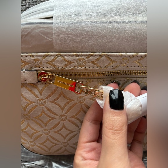 BNWT Authentic Michael Kors Crossbody Bag store purchased NOT outlet ! - Picture 9 of 10